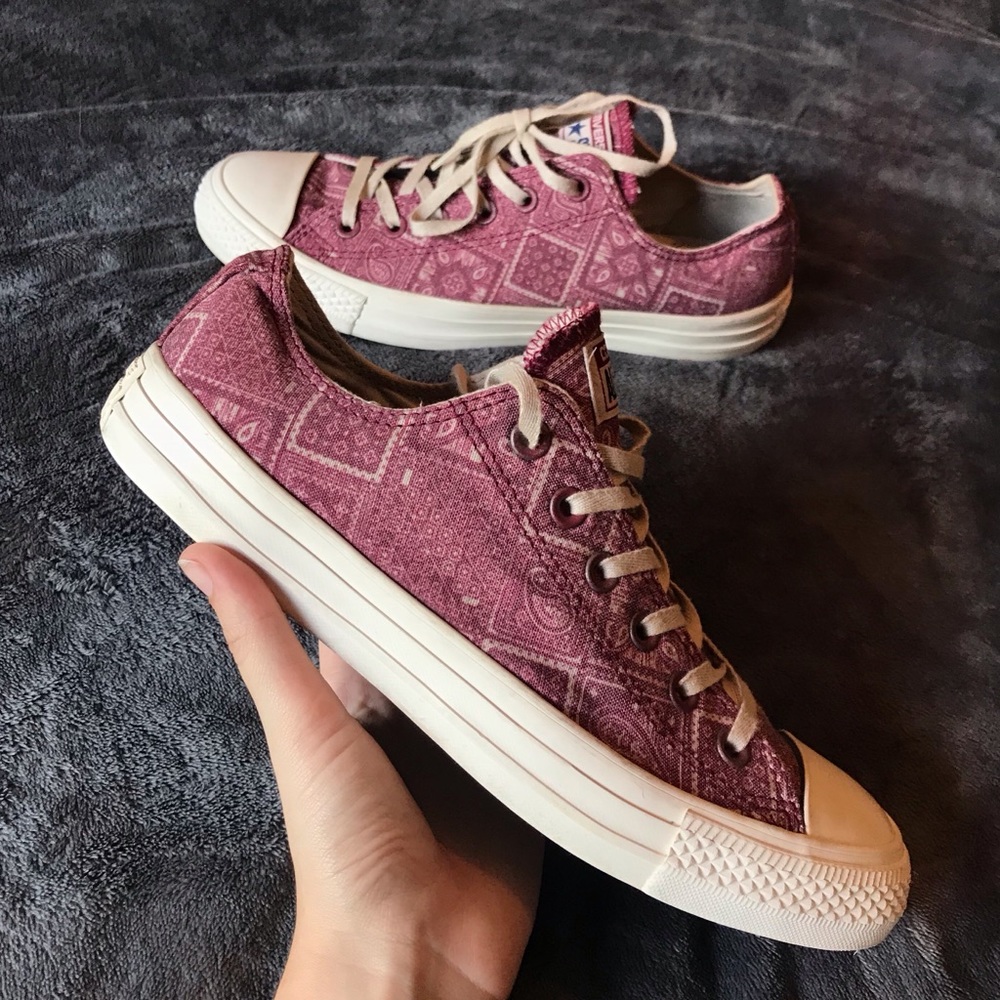 Printed women’s converse, size 9
